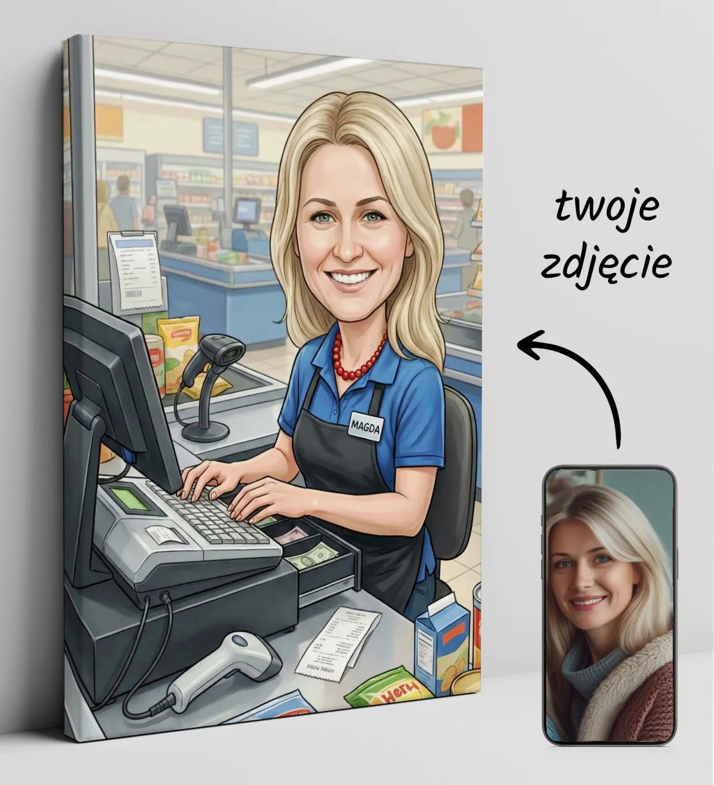 Karykatura kasjerki: uśmiechnięta blondynka w niebieskim uniformie przy kasie supermarketu