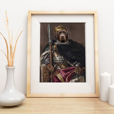 Królewski portret psa na tronie z koroną i włócznią mockup 1