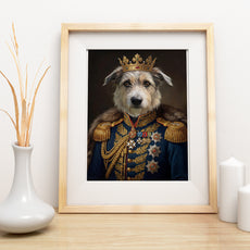 Królewski portret psa w mundurze generała z koroną mockup 1