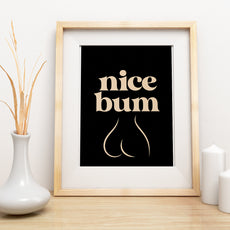 Nice Bum – śmieszny plakat do łazienki mockup 4