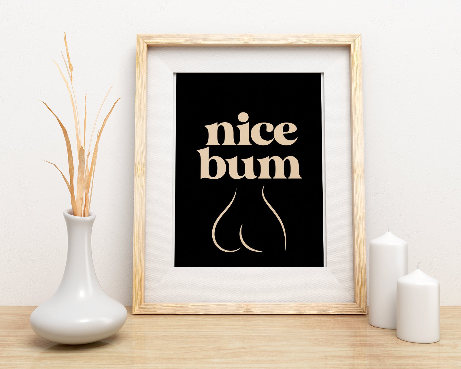 Nice Bum – śmieszny plakat do łazienki mockup 4