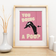 Plakat do łazienki You Doing a Poo? z jamnikiem