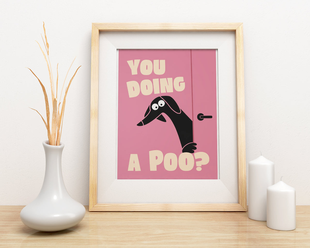 Plakat do łazienki You Doing a Poo? z jamnikiem