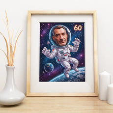 Framed astronaut caricature jako pomysł na prezent urodzinowy dla faceta z motywem kosmosu