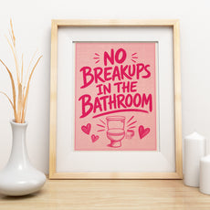 Śmieszny plakat do łazienki No Breakups in the Bathroom mockup 5