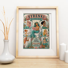 Śmieszny plakat do łazienki – Syrenki w toalecie mockup 2