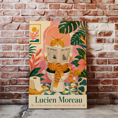 Śmieszny plakat do łazienki z kotem w tropikalnym wnętrzu mockup 5