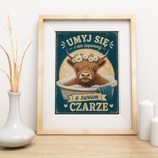 Śmieszny plakat do łazienki z krową w wannie mockup 4