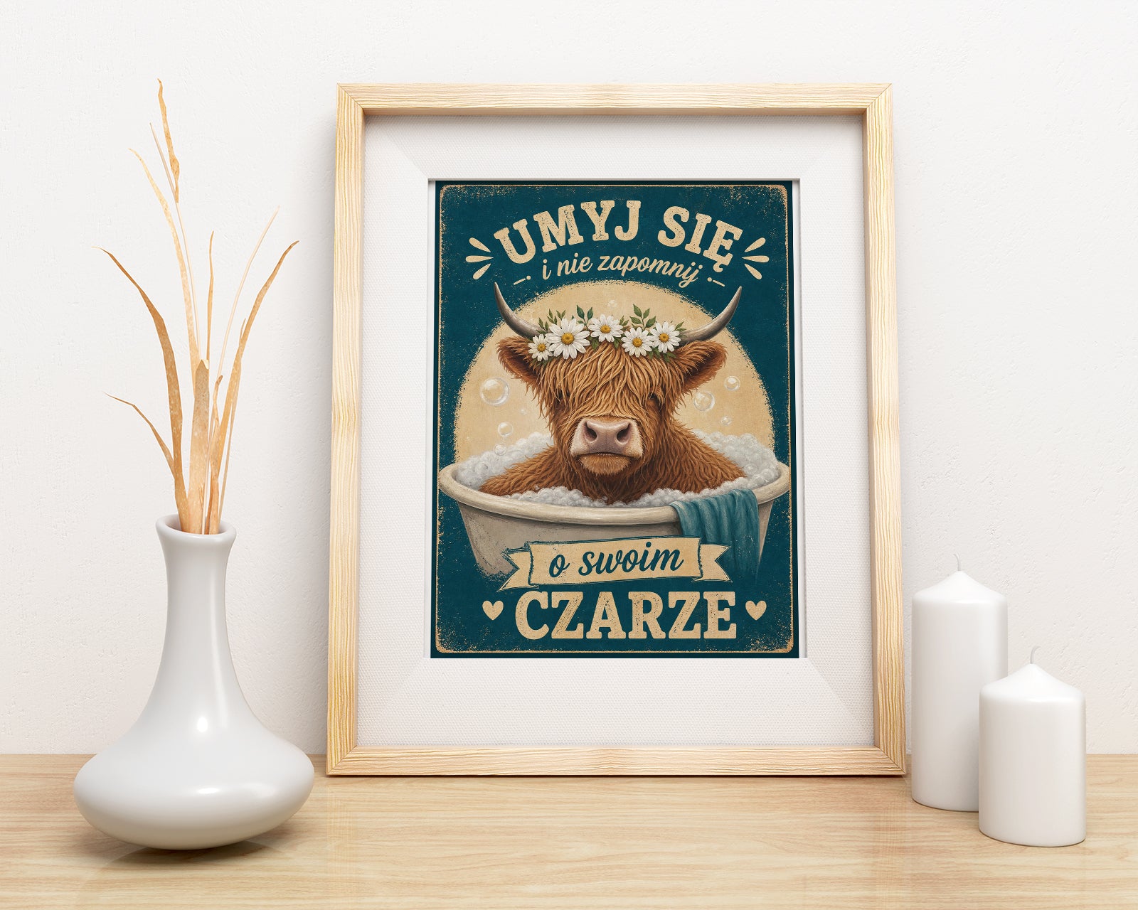 Śmieszny plakat do łazienki z krową w wannie mockup 4