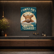 Śmieszny plakat do łazienki z krową w wannie mockup 2