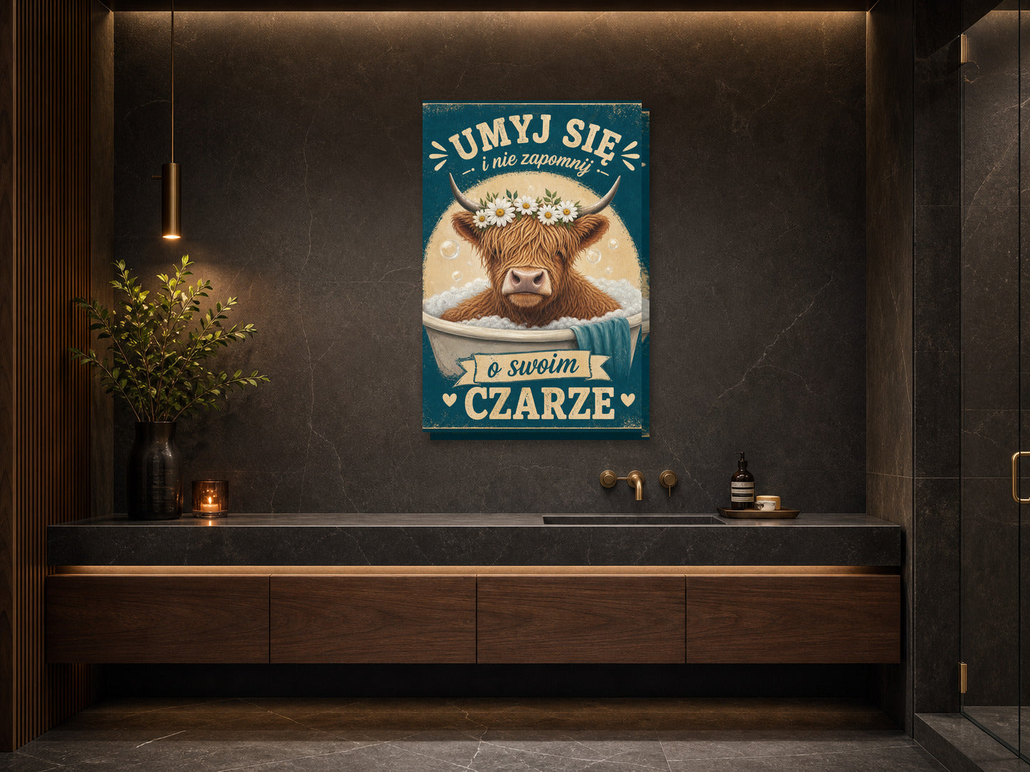 Śmieszny plakat do łazienki z krową w wannie mockup 2