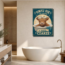 Śmieszny plakat do łazienki z krową w wannie mockup 1