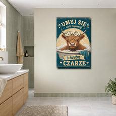 Śmieszny plakat do łazienki z krową w wannie mockup 3