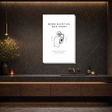 Śmieszny plakat do łazienki z papierem toaletowym i napisem mockup 2