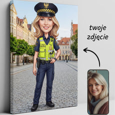 Karykatura blond kobiety w mundurze straży miejskiej, czarny czapka ze złotym emblematem, żółta kamizelka odblaskowa na granatowej koszuli i spodni